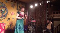 绿衣女