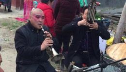 民间老师唢呐吹奏精彩片段，地道演绎尽显传统技艺魅力