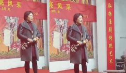 见丈夫悔恨痛绝站一旁
