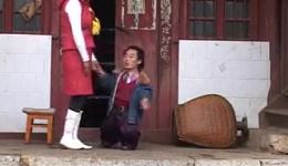 云南山歌剧女人嫁矮半截男人后悔记，现实婚姻落差剧情全解析