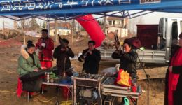 河南农村结婚现场唢呐班吹奏豫剧《抬花轿》，喜庆好听，感受传统戏曲魅力