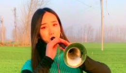 河南小唢呐精彩演绎《火红的萨日朗》，唢呐声动听，姑娘颜值与才艺并存！