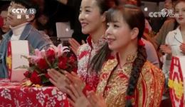 二人转《小拜年》跨国夫妻王帅江南精彩演绎，地道东北话，超欢乐戏曲在线下载！下载