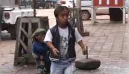 云南山歌剧《矮人流浪疯神记》下集MP4视频下载 - 正版高清资源