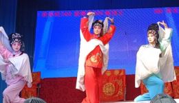 赣剧《三女抢板》鄱阳县凰岗民营赣剧团演绎,音色优美,经典戏曲在线下载 赣剧《三女抢板》鄱阳县凰岗民营赣剧团演绎,音色优美,经典戏曲在线下载