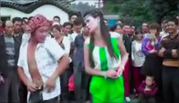 云南山歌《跟我唱歌你不配》吴贵江左波波演唱 正版山歌在线下载