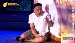 爆笑小品《魔镜》在线观看，程野精彩演绎，翻垃圾找食物笑点密集下载