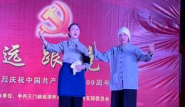 豫剧《人欢马叫》选段“咱望着共产主义勇往直前”在线下载，艳丽玉琴表演，经典戏曲资源下载