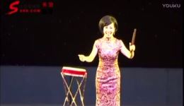 小两口抬水