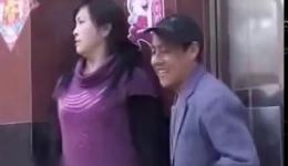 民间小调《三个俏妇爱大款》全集下载，孟献礼主演，揭露男人有钱就变坏的荒诞现实