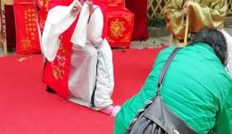 翠花女检过