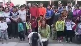 为娘治病跪街头