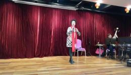独坐绣房