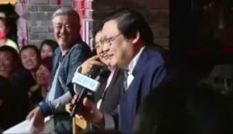 爆笑小品《椅子上的一块钱》在线观看刘能王小利演绎一块钱误会，全场笑料不断下载